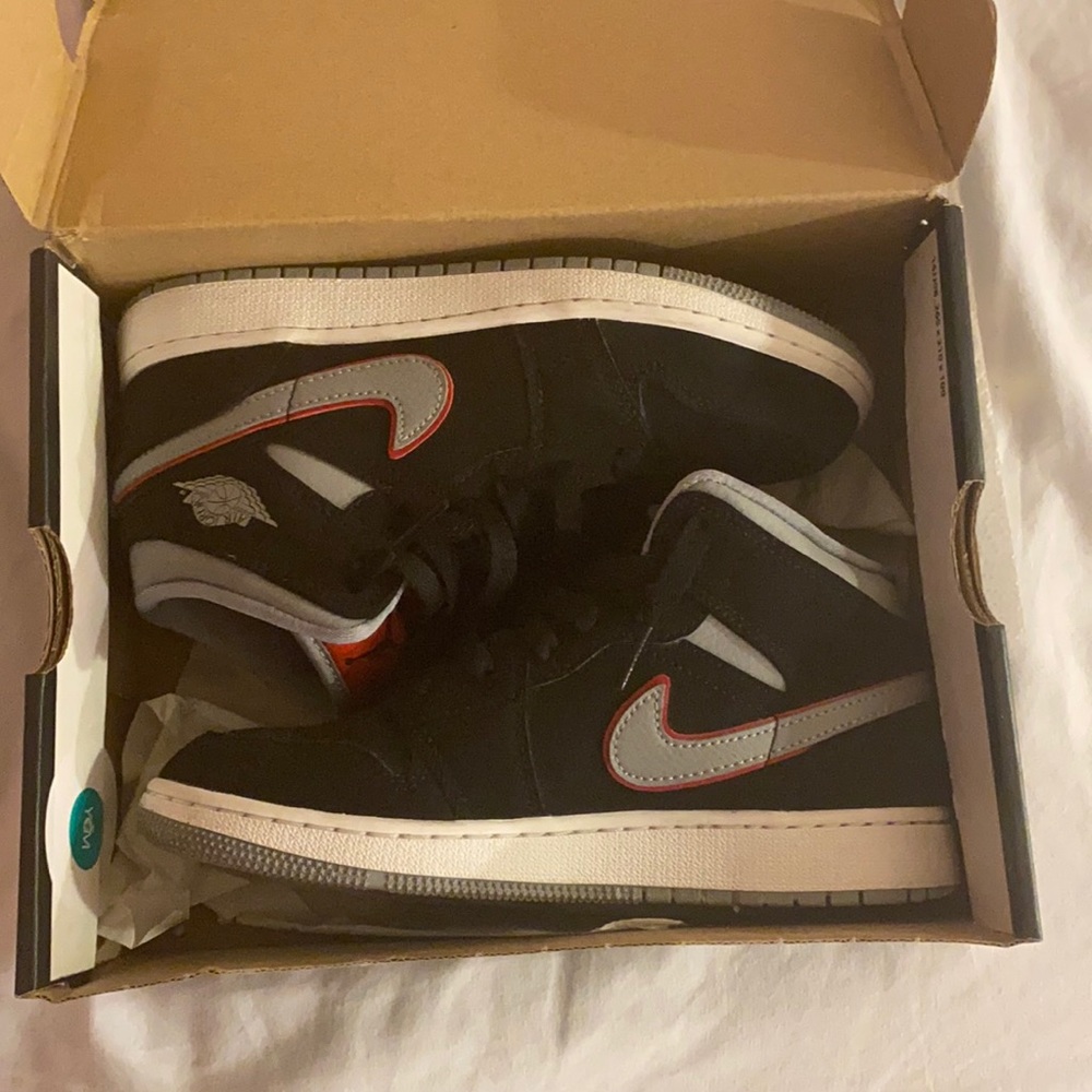 Black Particle Grey Jordan 1s mid (gs)